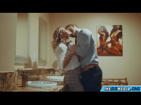 ❤️ As in busty blonde jo ferliedt yn in iepenbier toilet ️❌  Seks by ús fy.mass-pr.ru ❌️